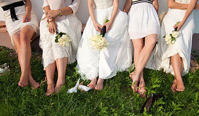 Braut und Brautjungfern ohne Schuhe