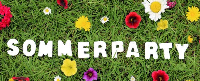Schriftzug Sommerparty auf Gras mit Blumen