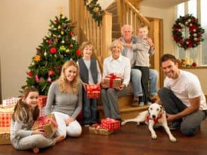 Familie feiert gemeinsam Weihnachten