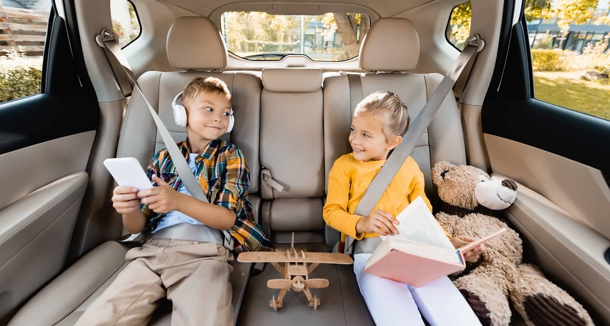 Kinder im Auto spielen Reisespiele
