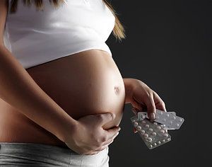 Eine Schwangere zeigt ihre Medikamente