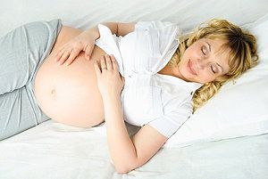 Eine schwangere Frau freut sich auf ihr Baby