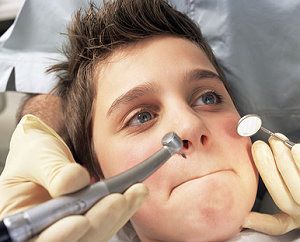 Ein ängstlicher Junge beim Zahnarzt