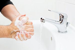 Ein Mann wäscht sich gründlich die Hände