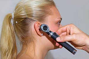 Frau beim Ohrenarzt