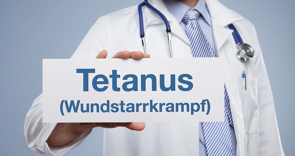 Arzt mit Schild Tetanus