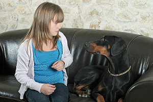 Mädchen hat Angst vor dem Hund
