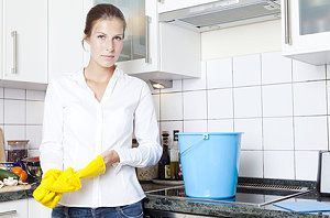 Frau beim Putzen