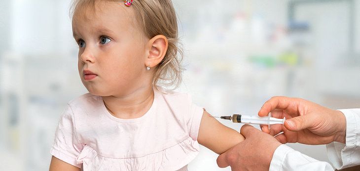 Mädchen bei der Masern Impfung