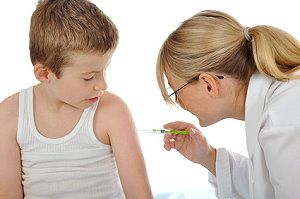 Junge bei der Impfung