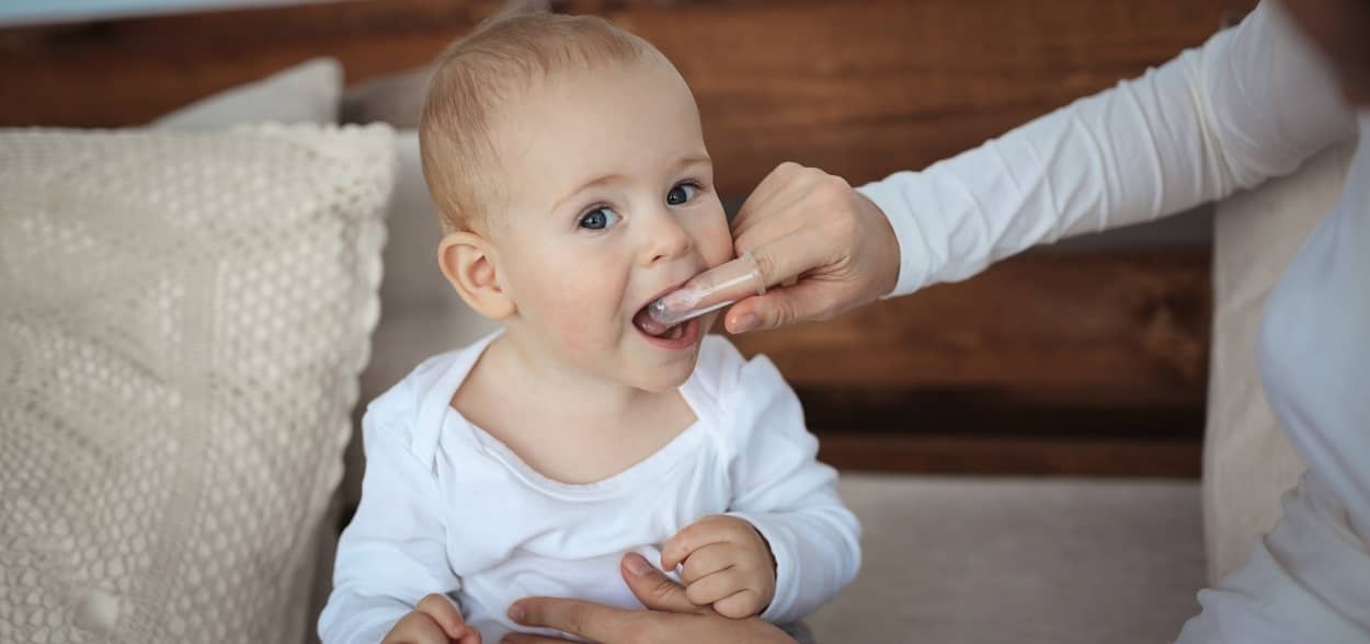 Zahnfleisch-Massage beim Baby hilft beim Zahnen