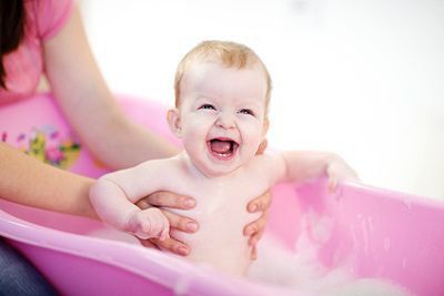 Babys baden gerne