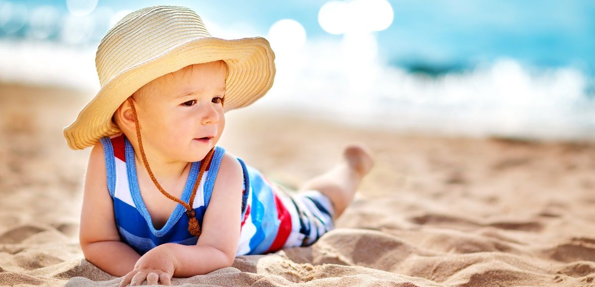 Baby bei Hitze am Strand