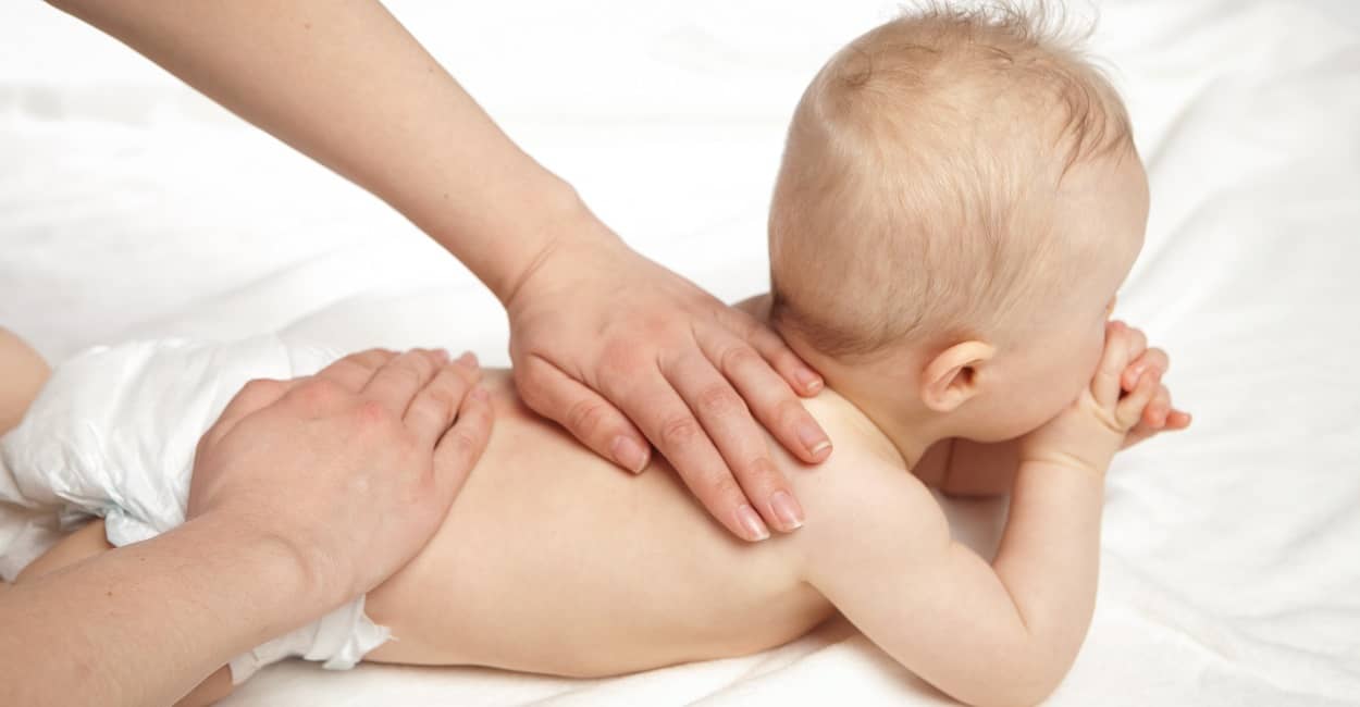 Die Babymassage hilft eine innige Bindung aufzubauen