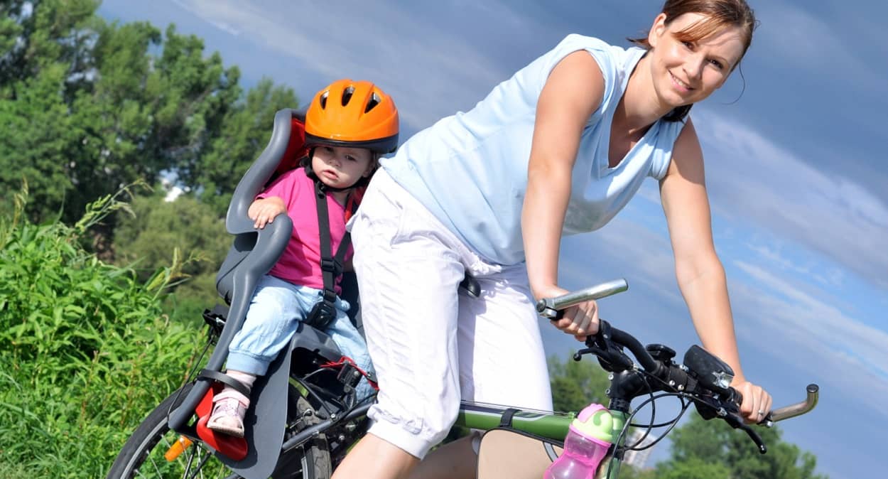 Mutter und Kind auf dem Fahrrad