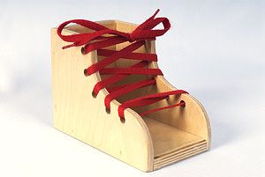 Modell eines Schuhs aus Holz zum Schleifen binden lernen