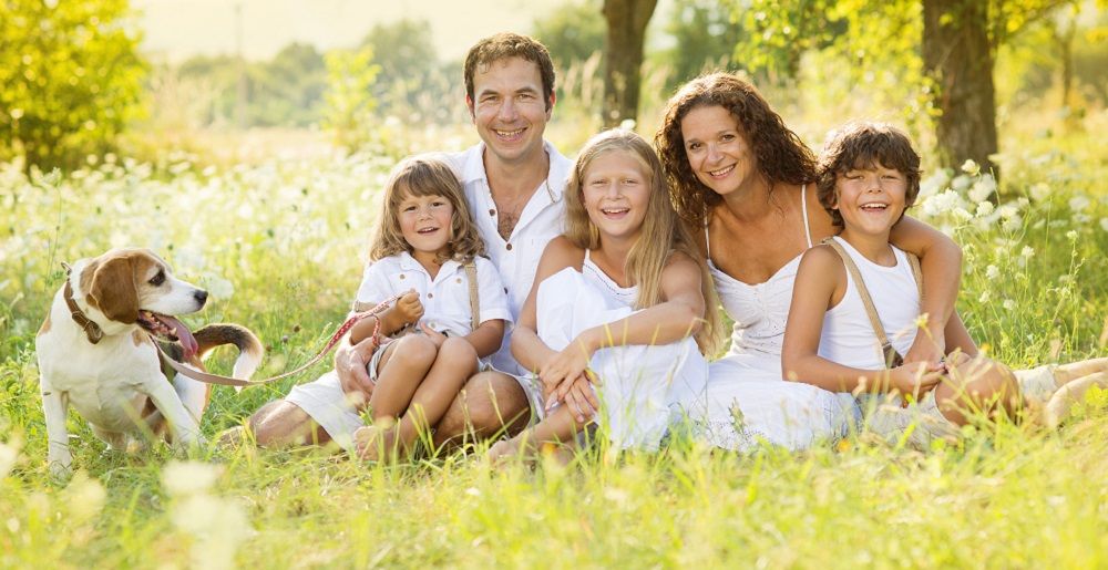 Demokratischer Erziehungsstil in einer glücklichen Familie mit 3 Kindern