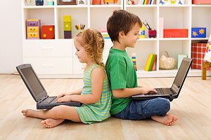Zwei Kinder spielen mit ihren Lerncomputern
