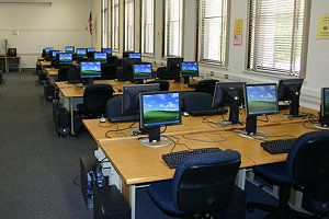 Ein Klassenzimmer mit Computerplätzen