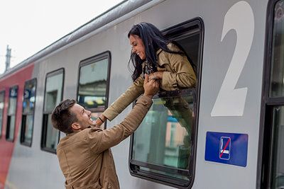 Paar begrüßt sich freudig am Zug