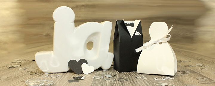 Brautpaar aus Pappe und das Wort Ja