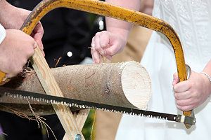 Holz sägen zur Hochzeitl