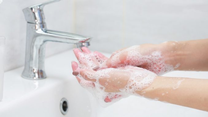 Frau beim Hände waschen