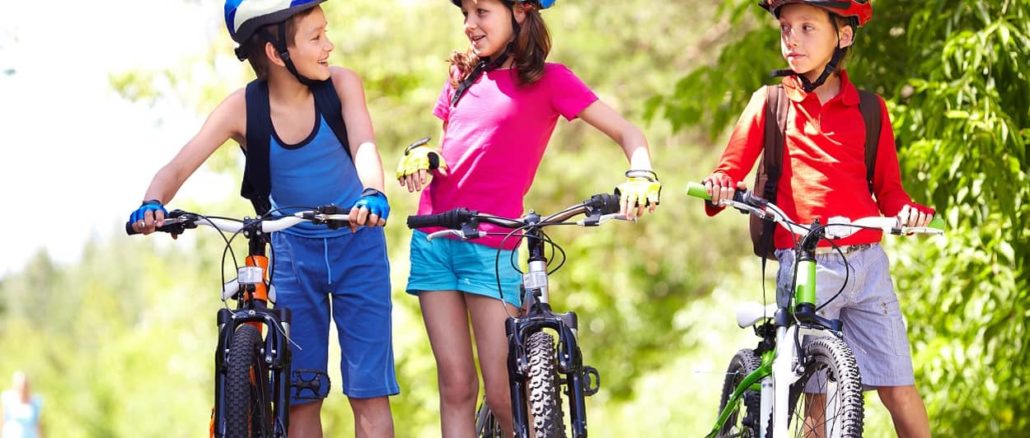 Kinder mit ihren Fahrrädern am Tag der Verkehrssicherheit