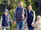 Familie verbringt die Freizeit in der Corona Pandemie draußen