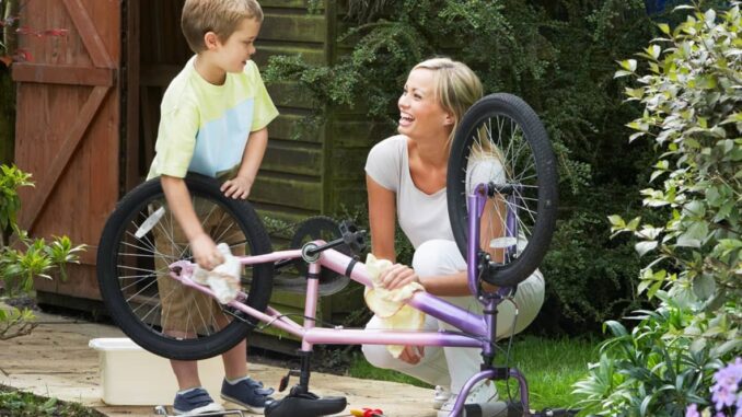 Mutter und Sohn machen das Fahrrad frühlingsfit