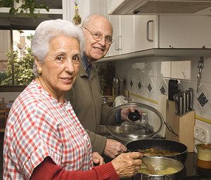 Zwei Senioren kochen in ihrer Wohnung