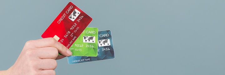 Hand mit einigen Kreditkarten