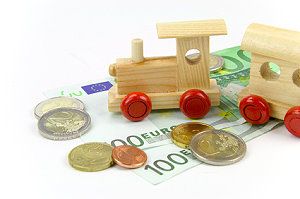 Holzeisenbahn und Geldscheine