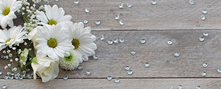 Weiße Blumen als Geschenk zur Erstkommunion
