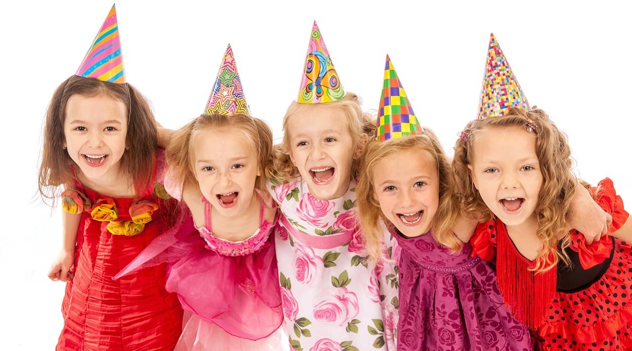 Mädchen feiern den Kindergeburtstag auswärts