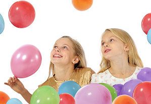 Kinder haben Spaß beim Luftballon Tanz