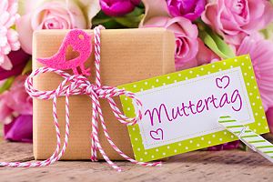 Geschenke und Blumen zum Muttertag