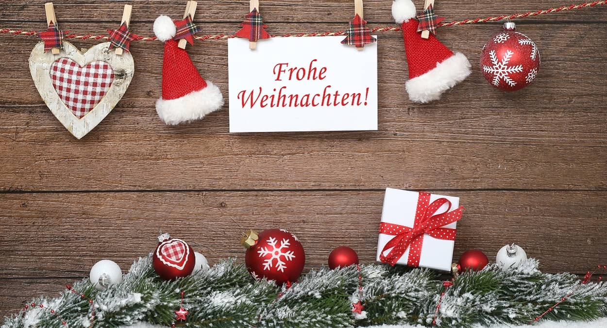 Weihnachtskarten und Weihnachtsdeko gehören zu den Weihnachtsbräuchen in Deutschland