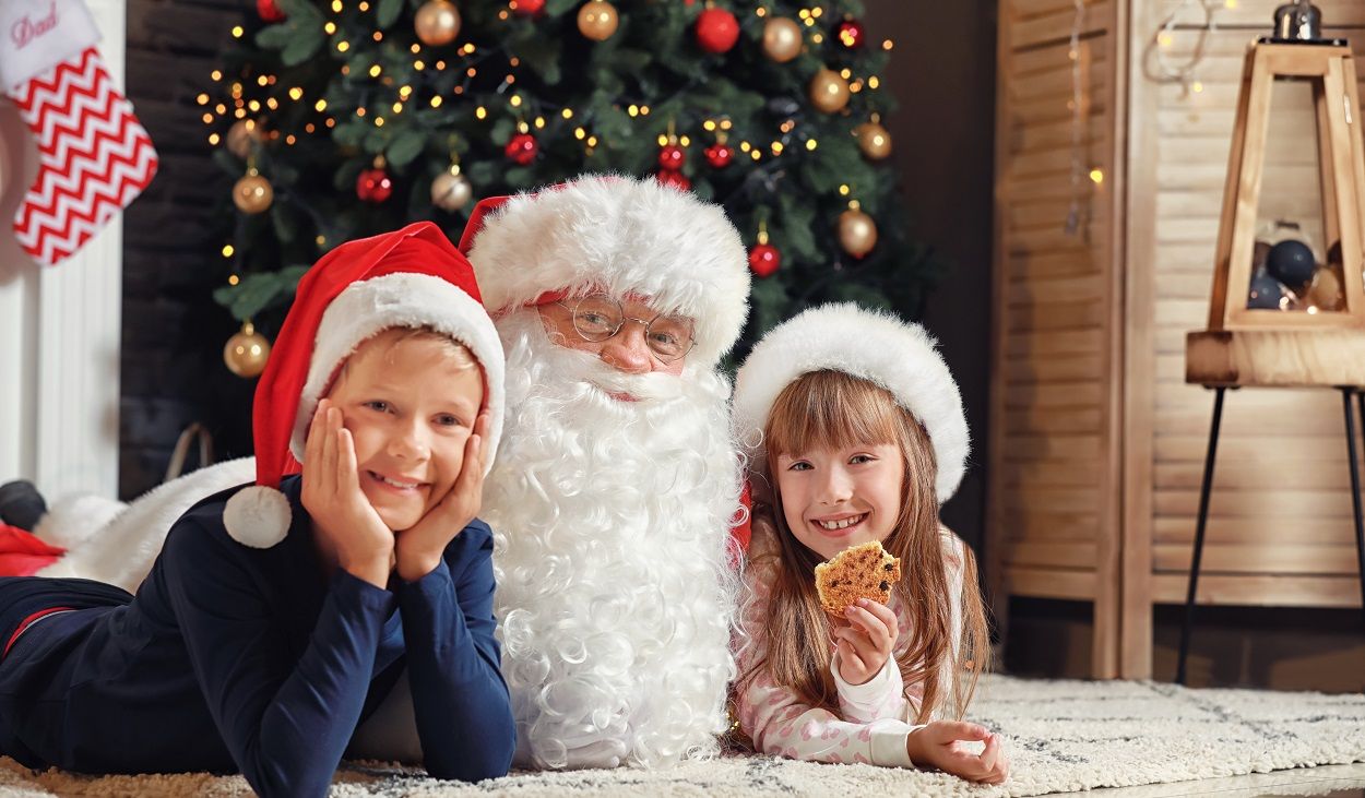 Kinder mit dem Weihnachtsmann