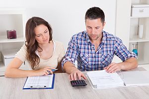 Ehepaar denkt über die Finanzen nach