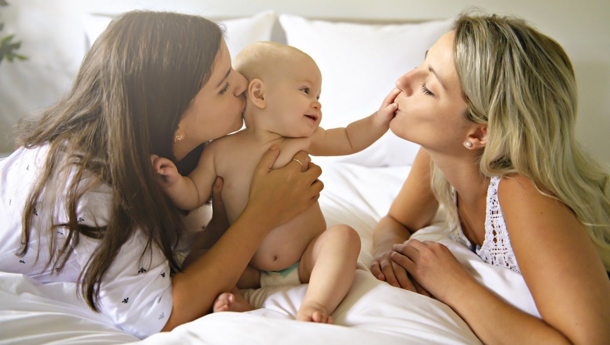 Zwei Frauen und ein Baby bilden z.B. eine Regenbogenfamilie