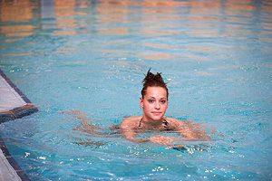 Frau beim Schwimmkurs für Erwachsene