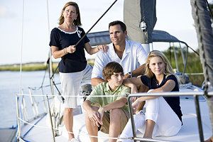 Familie beim Bootsurlaub in Deutschland