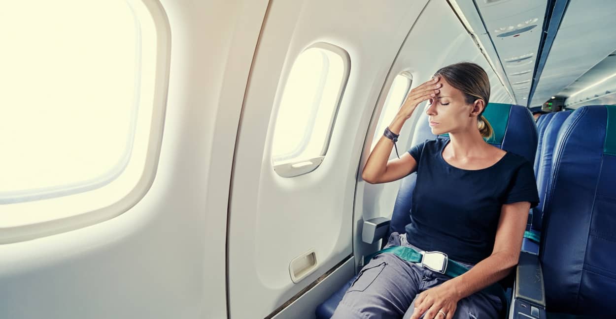 Frau mit Flugangst in einem Flugzeug