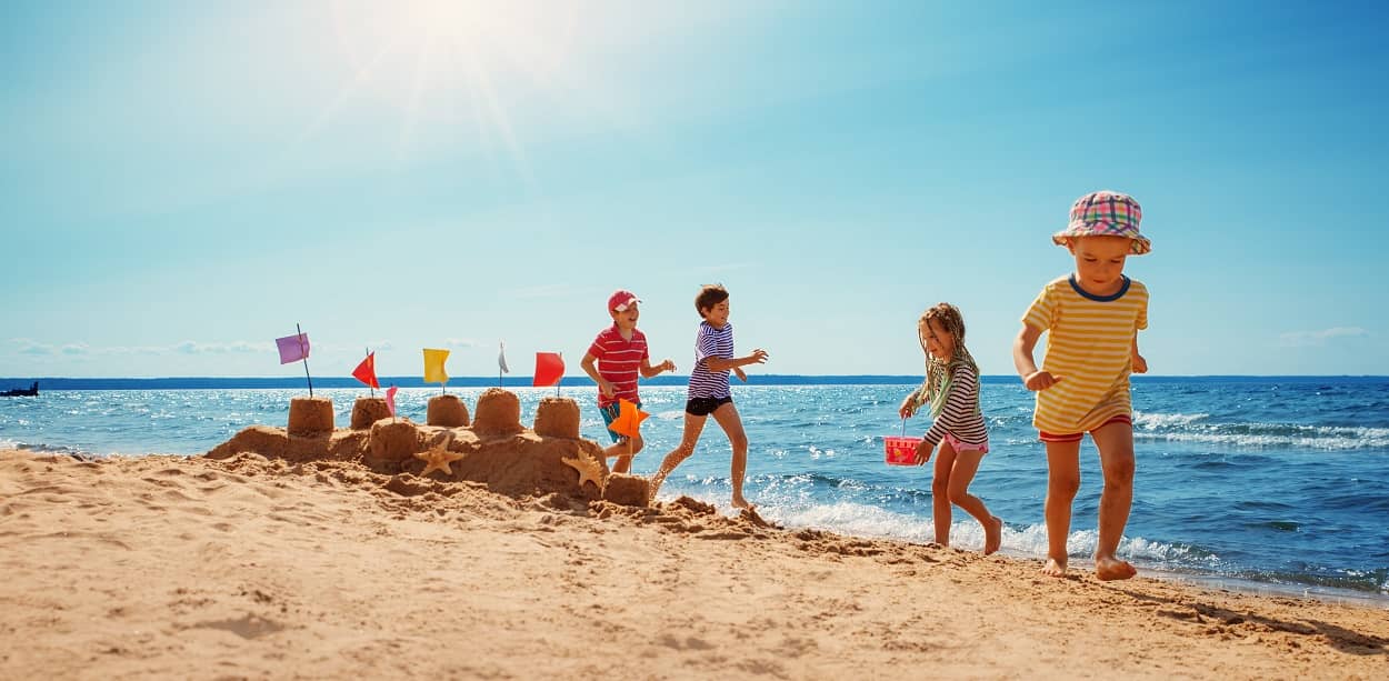 Kinderfreundschaften im Urlaub entstehen beim gemeinsamen Spielen