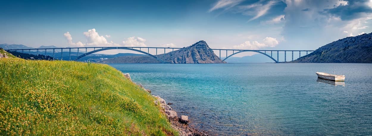 Im Kroatien Urlaub über die Krk Brücke