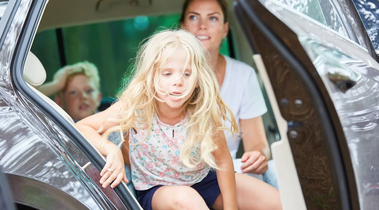 Mädchen leidet beim Autofahren an der Reisekrankheit
