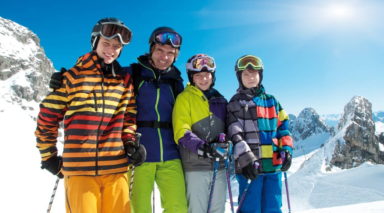Eine Familie im Skiurlaub