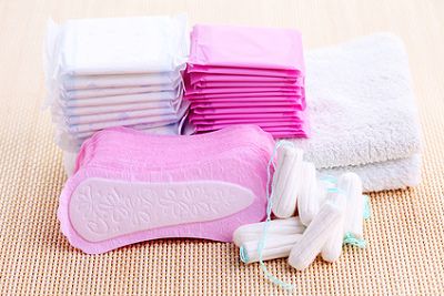 Menstruationshygiene Artikel wie Tampons und Binden