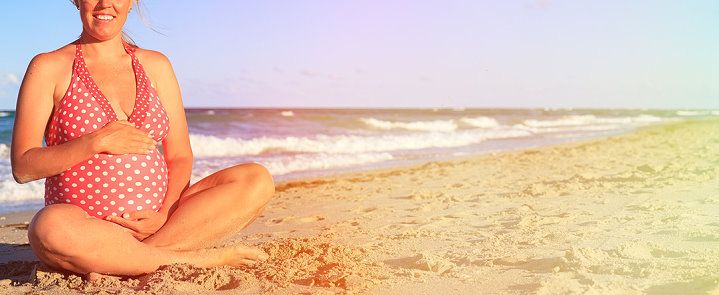 Schwangere im Sommer am Strand